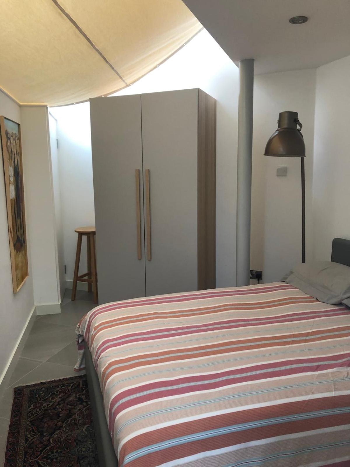Apartment Unique And Artistic 1bed Flat With Kitchen And Bathroom *